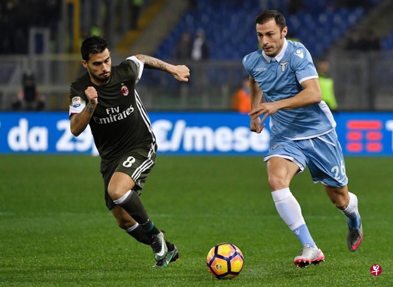 体米前锋苏索(左)尝试拦截拉齐奥后卫拉杜盘球进攻。(法新社) 体米前锋苏索(左)尝试拦截拉齐奥后卫拉杜盘球进攻。(法新社)