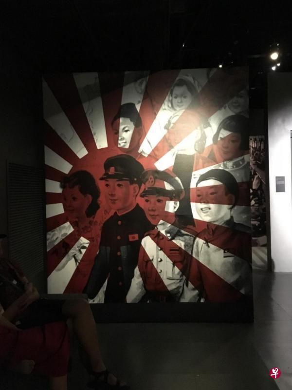 这两幅日军军旗还衬着一组或单个人物影像,传递出一片欢欣鼓舞的情绪,有颂扬日本军国主义的味道,放在国家博物馆的历史展馆内令人觉得不可思议。(作者提供) 这两幅日军军旗还衬着一组或单个人物影像,传递出一片欢欣鼓舞的情绪,有颂扬日本军国主义的味道,放在国家博物馆的历史展馆内令人觉得不可思议。(作者提供)