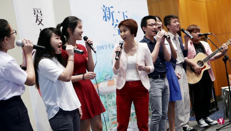 教育部政务次长刘燕玲(左四)与“新空下”比赛上届得奖学生在记者会后合唱新谣《我们这一班》。(陈渊庄摄) 教育部政务次长刘燕玲(左四)与“新空下”比赛上届得奖学生在记者会后合唱新谣《我们这一班》。(陈渊庄摄)