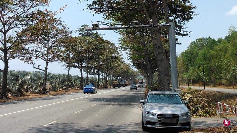 交警于2014年在樟宜海岸路试行平均测速摄像机,并取得满意成果。(照片/海峡时报) 交警于2014年在樟宜海岸路试行平均测速摄像机,并取得满意成果。(照片/海峡时报)