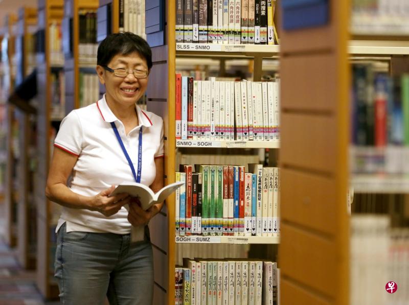 退休人士张亚雄深入了解“图书馆之友”(Friends of the Library)后,决定在勿洛图书馆当义工,参与社区服务,回馈社会。 退休人士张亚雄深入了解“图书馆之友”(Friends of the Library)后,决定在勿洛图书馆当义工,参与社区服务,回馈社会。