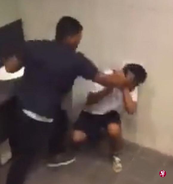 一名白衣男学生在厕所内被殴打,遭对方拳打脚踢。(视频截图) 一名白衣男学生在厕所内被殴打,遭对方拳打脚踢。(视频截图)