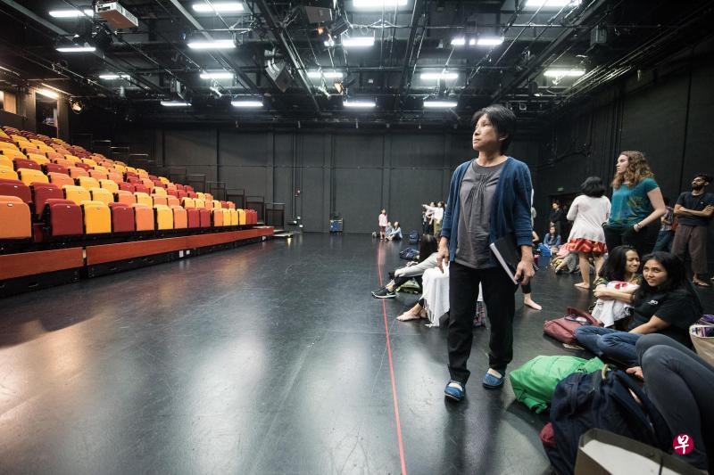 《冒犯观众》中,“迟到”的演员洪艺冰和观众一起体验上半场后,站在观众角度提出更多质疑。(滨海艺术中心提供) 《冒犯观众》中,“迟到”的演员洪艺冰和观众一起体验上半场后,站在观众角度提出更多质疑。(滨海艺术中心提供)