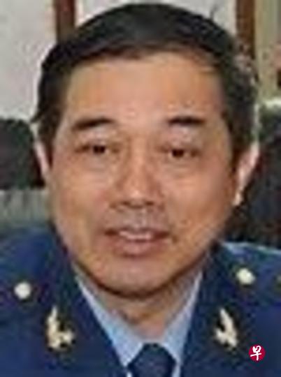 蔡英挺(左)、朱福熙被查的消息如果属实,意味着继武警原司令员王建平上将后,解放军又有两名现役上将落马。(互联网) 蔡英挺(左)、朱福熙被查的消息如果属实,意味着继武警原司令员王建平上将后,解放军又有两名现役上将落马。(互联网)