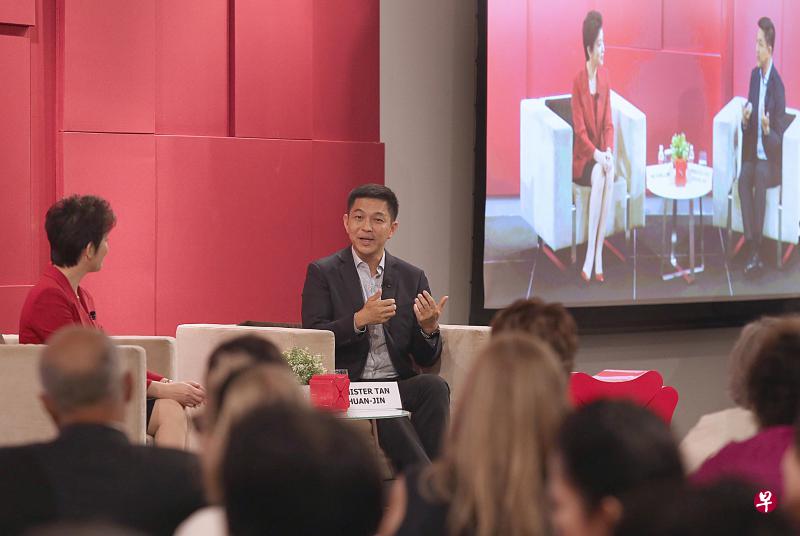 社会及家庭发展部长陈川仁（右）出席新加坡国际妇女论坛举办的一场对话会，他在与主持人杨澜（左）的对话中，分享他对女性社会角色等课题的看法。（邬福梁摄）