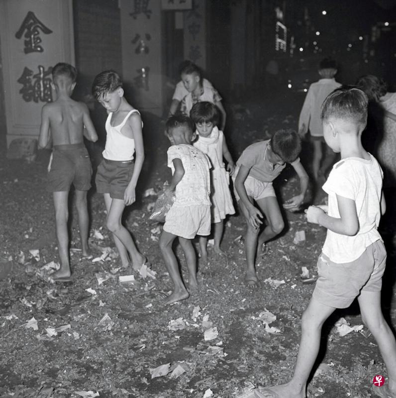 新加坡政府在1972年全面禁止燃放鞭炮。图为1967年农历新年除夕,小孩子到处寻找没爆开的爆竹。(档案照) 新加坡政府在1972年全面禁止燃放鞭炮。图为1967年农历新年除夕,小孩子到处寻找没爆开的爆竹。(档案照)