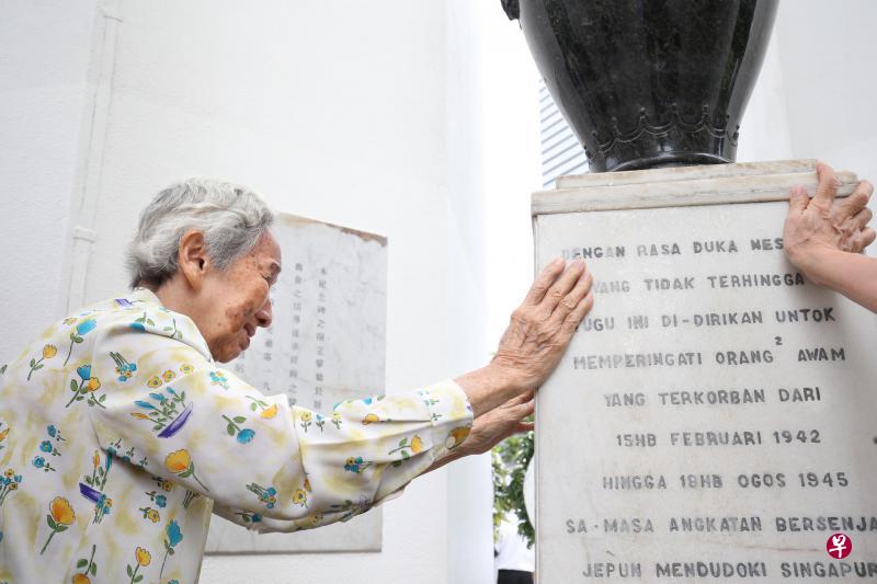 日据时期死难者家属昨天到日本占领时期死难人民纪念碑出席常年祭礼,悼念战争死难者。家属在碑前想起不幸牺牲的亲人和战争的痛苦,悲从中来,抚碑而泣。(何家俊摄) 日据时期死难者家属昨天到日本占领时期死难人民纪念碑出席常年祭礼,悼念战争死难者。家属在碑前想起不幸牺牲的亲人和战争的痛苦,悲从中来,抚碑而泣。(何家俊摄)