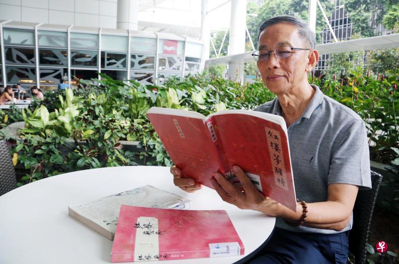 年纪大了,生活同样能精彩。冯崇胜热爱学习,每天都会花上五小时阅读,确保每天不虚度。 年纪大了,生活同样能精彩。冯崇胜热爱学习,每天都会花上五小时阅读,确保每天不虚度。