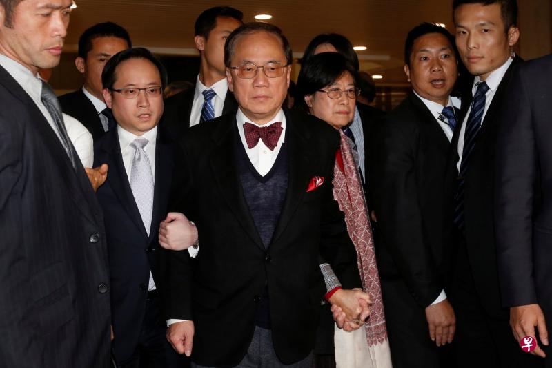 香港特区前行政长官曾荫权(中)在妻子曾鲍笑薇陪同下,离开高等法院。(路透社) 香港特区前行政长官曾荫权(中)在妻子曾鲍笑薇陪同下,离开高等法院。(路透社)