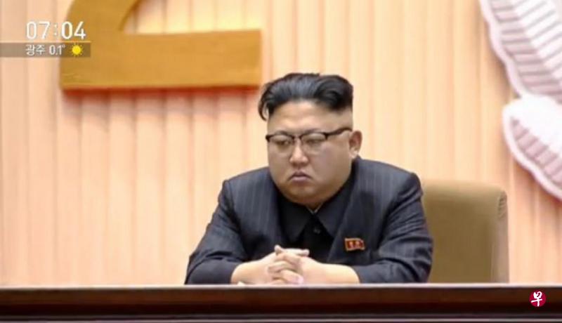 金正恩在金正男遇刺后首次露面,但显得心不在焉。(互联网) 金正恩在金正男遇刺后首次露面,但显得心不在焉。(互联网)