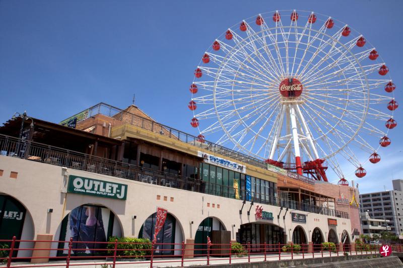 冲绳岛的“美国村”。 冲绳岛的“美国村”。