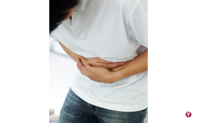 长期腹痛、腹胀,有可能是患上肠易激综合征。(档案照) 长期腹痛、腹胀,有可能是患上肠易激综合征。(档案照)