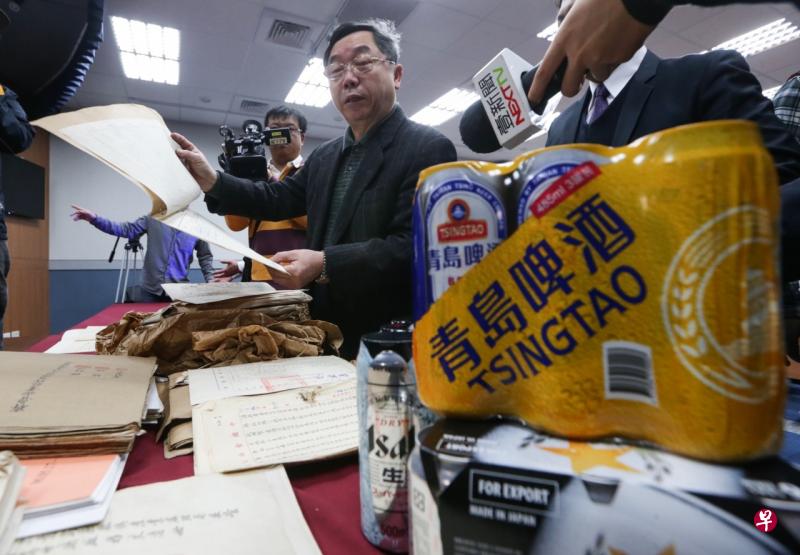 国民党17日举行“追党产请把青岛啤酒要回来”记者会,行管会主委邱大展(中)拿出齐鲁公司过去的资产报表等清册,证明青岛啤酒为齐鲁旗下企 业,呼吁党产会向中共追征。(中央社) 国民党17日举行“追党产请把青岛啤酒要回来”记者会,行管会主委邱大展(中)拿出齐鲁公司过去的资产报表等清册,证明青岛啤酒为齐鲁旗下企 业,呼吁党产会向中共追征。(中央社)