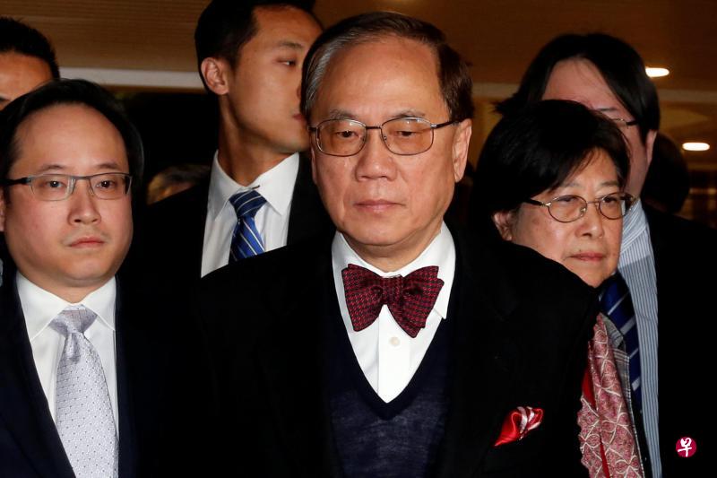 曾荫权昨晚被定罪后,在太太曾鲍笑薇(右)和次子曾庆淳(左)陪同下离开香港高院。(路透社) 曾荫权昨晚被定罪后,在太太曾鲍笑薇(右)和次子曾庆淳(左)陪同下离开香港高院。(路透社)