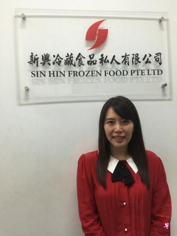 李如涛从小与海有缘,现在帮忙母亲打理家族生意,做海鲜进出口贸易。公司在裕廊一带租用的冷冻仓储可容纳1000吨产品。(沈泽玮摄) 李如涛从小与海有缘,现在帮忙母亲打理家族生意,做海鲜进出口贸易。公司在裕廊一带租用的冷冻仓储可容纳1000吨产品。(沈泽玮摄)