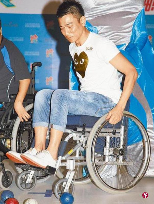 刘德华过去出席残奥活动时曾坐上轮椅。(香港苹果日报图) 刘德华过去出席残奥活动时曾坐上轮椅。(香港苹果日报图)