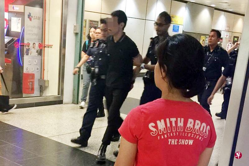 男子被捉后,双手反铐在后由警员带离地铁站。(读者提供) 男子被捉后,双手反铐在后由警员带离地铁站。(读者提供)