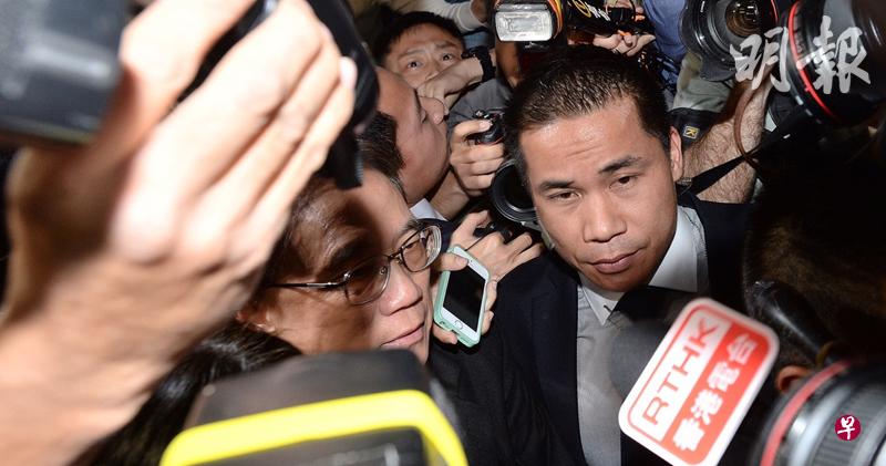 曾荫权步入法院时被大批记者包围。(明报) 曾荫权步入法院时被大批记者包围。(明报)