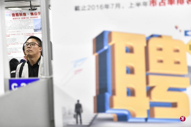 从本月6日起至下月31日,广州南方人才市场将举行46场专题招聘会,5000家企业入场招聘,共提供约10万个职位。图为一名求职者在浏览企业招聘信息。(中新社) 从本月6日起至下月31日,广州南方人才市场将举行46场专题招聘会,5000家企业入场招聘,共提供约10万个职位。图为一名求职者在浏览企业招聘信息。(中新社)