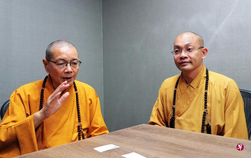 净耀法师(左)昨天升座为菩提阁第三任住持,果峻法师(右)卸下住持之位后,保留菩提阁管委会主席的职务。(林泽锐摄) 净耀法师(左)昨天升座为菩提阁第三任住持,果峻法师(右)卸下住持之位后,保留菩提阁管委会主席的职务。(林泽锐摄)