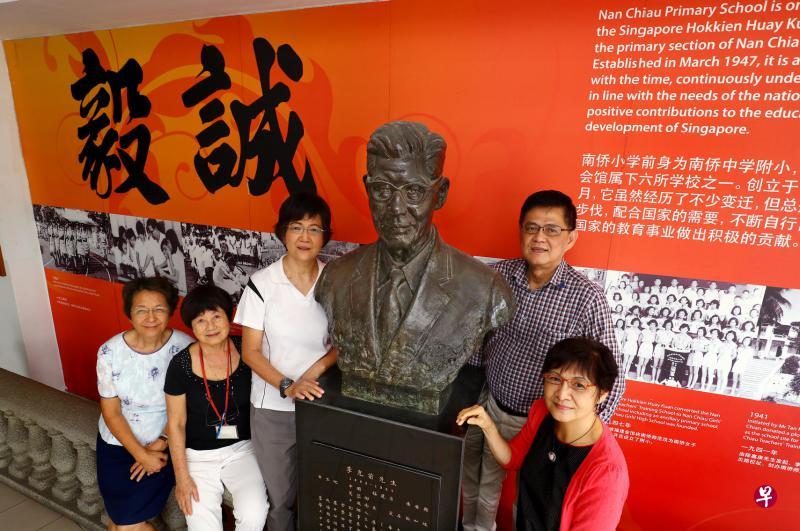 南侨中学和小学将举办系列简单但富有意义的活动，以庆祝母校创办70周年。图为南侨校友会副财政顾石宝（左起）、校友会小学课外课程首席执行员陈坤英、会长庄淑芬、理事蔡天福以及校友刘培芳在南侨小学内与李光前铜像合影。（陈来福摄）