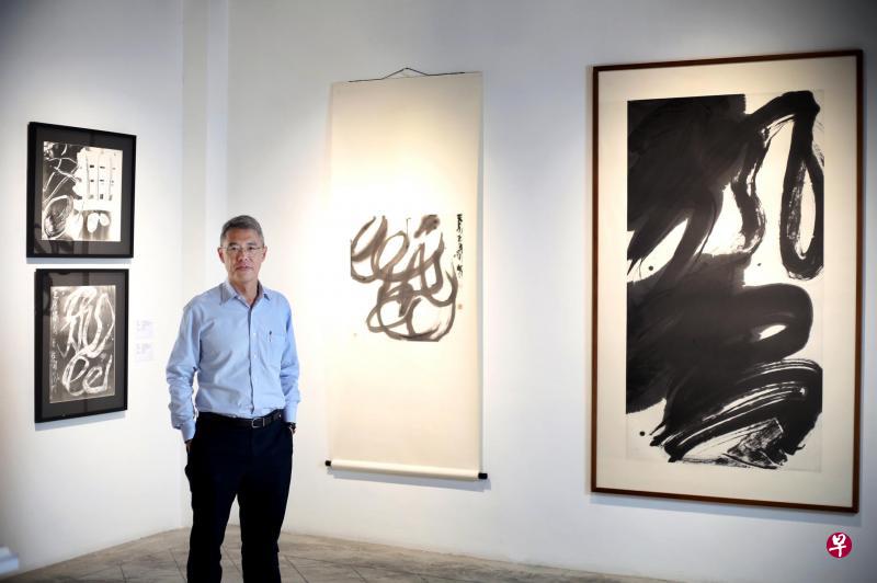 本地南顺集团第三代掌门人黄上盈首次展出书法藏品。他身旁为王冬龄的狂草书法。 本地南顺集团第三代掌门人黄上盈首次展出书法藏品。他身旁为王冬龄的狂草书法。