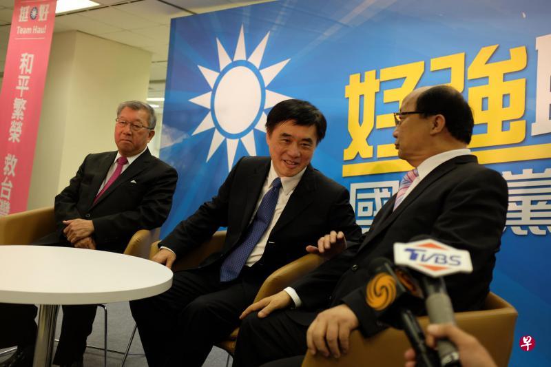 参选国民党主席的副主席郝龙斌(中)昨天在副主席胡志强(右)和新竹县长邱镜淳的陪同下,在竞选办公室成立茶会上接受媒体访问。 (黄顺杰摄) 参选国民党主席的副主席郝龙斌(中)昨天在副主席胡志强(右)和新竹县长邱镜淳的陪同下,在竞选办公室成立茶会上接受媒体访问。 (黄顺杰摄)
