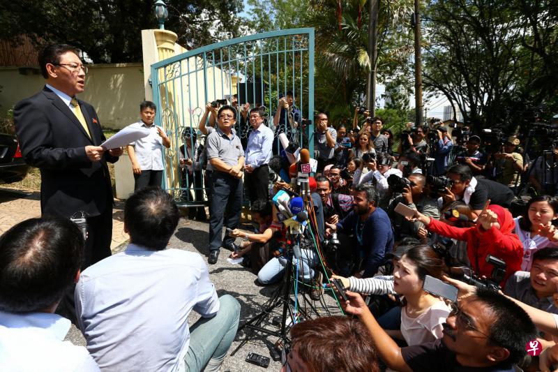 朝鲜驻马大使姜哲昨日在大使馆外召开记者会,指马国警方要求死者家属提供DNA作为申领遗体的条件,是借此拖延朝鲜认领遗体。(路透社) 朝鲜驻马大使姜哲昨日在大使馆外召开记者会,指马国警方要求死者家属提供DNA作为申领遗体的条件,是借此拖延朝鲜认领遗体。(路透社)
