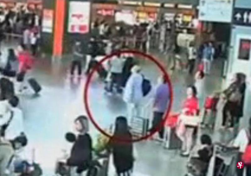 抵达金正男进入机场后,抬头看了航班资讯电子看板。(路透社) 抵达金正男进入机场后,抬头看了航班资讯电子看板。(路透社)