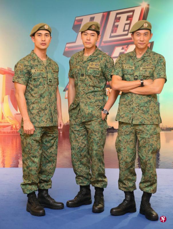 皮肤“白底”的陈罗密欧(中)为了演出刻意晒黑。陈泂江(右)是突击队队员,去年刚完成战备军训。 皮肤“白底”的陈罗密欧(中)为了演出刻意晒黑。陈泂江(右)是突击队队员,去年刚完成战备军训。