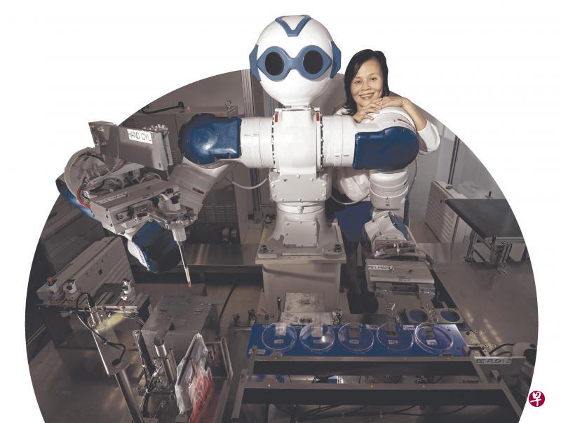 Ugene实验室服务公司是在2014年投资150万元开发这台机器人,处理食品样品并进行污染测试。(何炳耀摄) Ugene实验室服务公司是在2014年投资150万元开发这台机器人,处理食品样品并进行污染测试。(何炳耀摄)