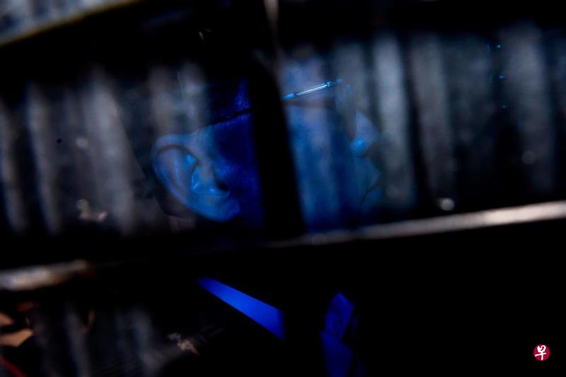 曾荫权今天被判入狱后乘坐狱车离开。(法新社) 曾荫权今天被判入狱后乘坐狱车离开。(法新社)