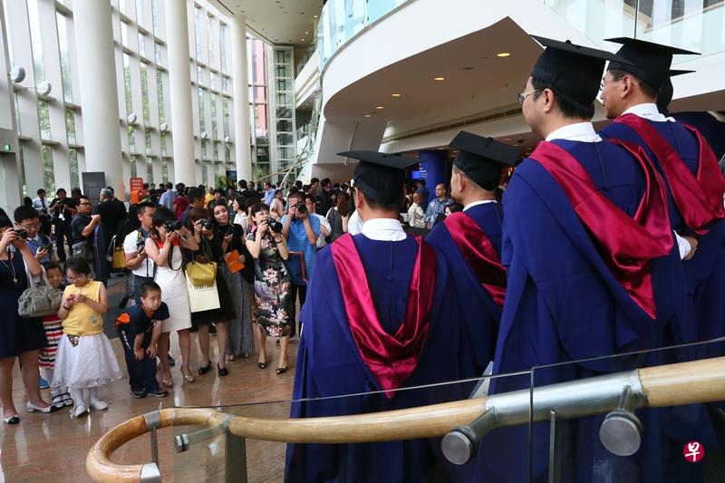 去年毕业后找到全职固定工作的毕业生起薪也比前年的毕业生高。(档案照片) 去年毕业后找到全职固定工作的毕业生起薪也比前年的毕业生高。(档案照片)