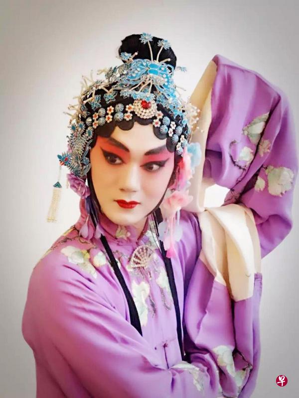 任伟辰的旦角扮相。他说:“眼神要跟着人物,跟着剧情,饱满而恰当地表现人物内心的情感。”(受访者提供) 任伟辰的旦角扮相。他说:“眼神要跟着人物,跟着剧情,饱满而恰当地表现人物内心的情感。”(受访者提供)