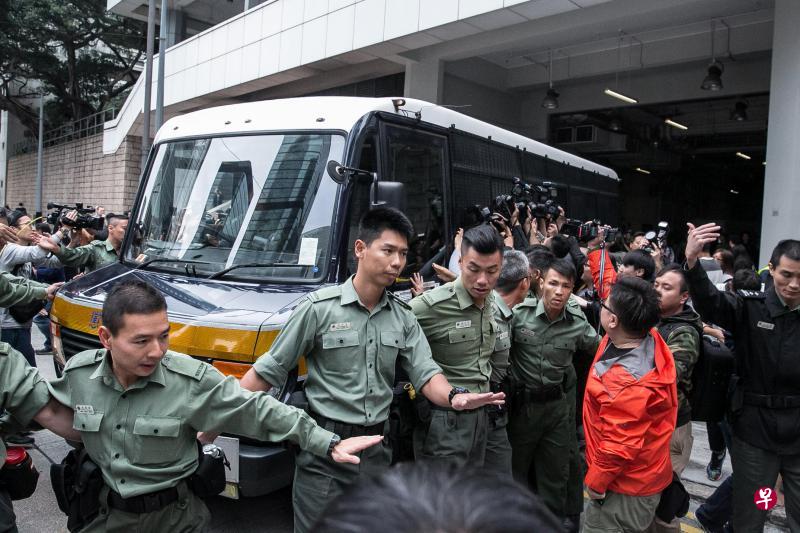 曾荫权(左小图)昨天被判入狱后乘坐狱车离开,车子在法庭外被媒体重重包围。(法新社、彭博社) 曾荫权(左小图)昨天被判入狱后乘坐狱车离开,车子在法庭外被媒体重重包围。(法新社、彭博社)