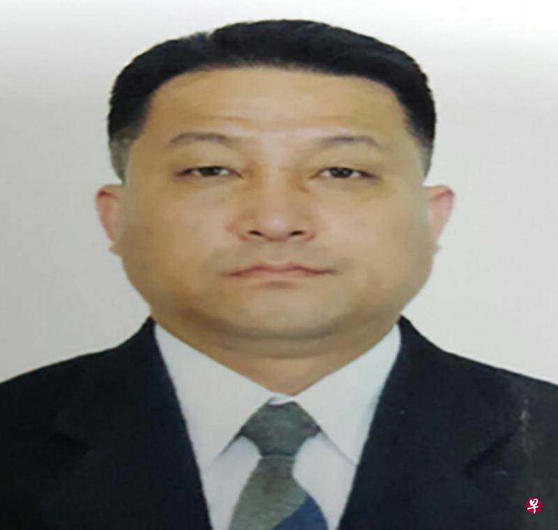 马来西亚警方昨天再公布两名嫌犯的身份,分别是44岁的朝鲜驻马大使馆二等秘书玄光宋(左,Hyon Kwang Song),及37岁的高丽航空员工金旭一(Kim Uk Il)。(法新社) 马来西亚警方昨天再公布两名嫌犯的身份,分别是44岁的朝鲜驻马大使馆二等秘书玄光宋(左,Hyon Kwang Song),及37岁的高丽航空员工金旭一(Kim Uk Il)。(法新社)