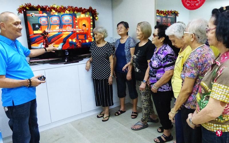 蔡锦基(左一)在“狮子乐龄之友协会”的文礼支部当义工,筹备康乐活动,包括教该区年长者玩Xbox Kinect。 蔡锦基(左一)在“狮子乐龄之友协会”的文礼支部当义工,筹备康乐活动,包括教该区年长者玩Xbox Kinect。