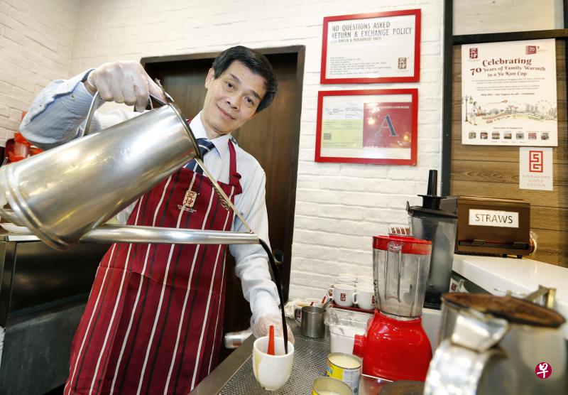 虽然竞争激烈,但亚坤国际执行主席黎文深有信心,认为亚坤作为本地文化的一部分,未来仍有发展前途。(《商业时报》) 虽然竞争激烈,但亚坤国际执行主席黎文深有信心,认为亚坤作为本地文化的一部分,未来仍有发展前途。(《商业时报》)