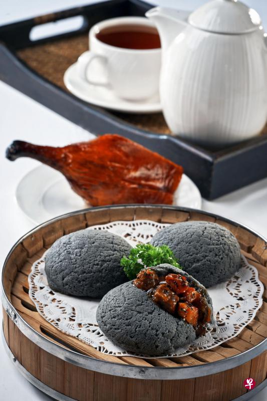 许俊煜首创的黑胡椒伦敦鸭包,口味很适合新加坡人,一推出就大受欢迎。 许俊煜首创的黑胡椒伦敦鸭包,口味很适合新加坡人,一推出就大受欢迎。