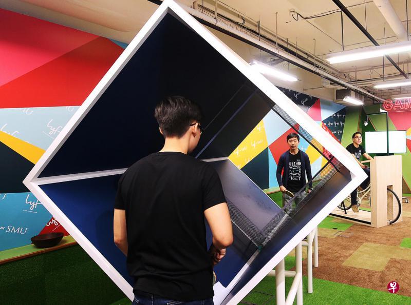 新加坡管理大学的lyf@SMU,为学生提供学习、协作和休闲设施,同时也是一个测试群聚生活模式的平台。图为新大学生使用独特的方块设计乒乓桌打乒乓。(叶振忠摄) 新加坡管理大学的lyf@SMU,为学生提供学习、协作和休闲设施,同时也是一个测试群聚生活模式的平台。图为新大学生使用独特的方块设计乒乓桌打乒乓。(叶振忠摄)