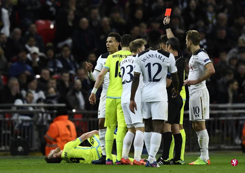 托特纳姆球员阿利(站立者左一)被红卡罚下。(路透社) 托特纳姆球员阿利(站立者左一)被红卡罚下。(路透社)