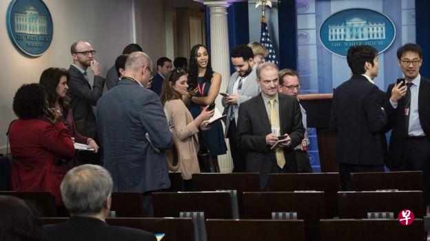 媒体记者无法进入特朗普发言人的一个新闻发布会。(法新社) 媒体记者无法进入特朗普发言人的一个新闻发布会。(法新社)