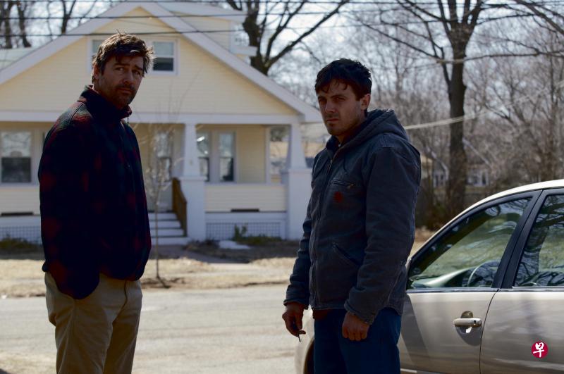 片中两兄弟沉默地站在前院,之间流动着的并非尴尬,而是无法言表的关爱。 片中两兄弟沉默地站在前院,之间流动着的并非尴尬,而是无法言表的关爱。