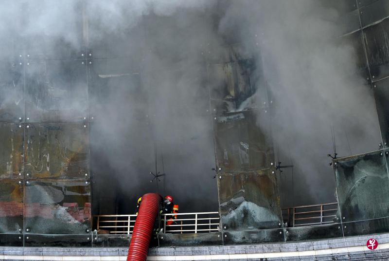 浓浓的烟雾从起火酒店的二楼往上直冲云霄,火灾据说是切割装修材料引起。(中新社) 浓浓的烟雾从起火酒店的二楼往上直冲云霄,火灾据说是切割装修材料引起。(中新社)