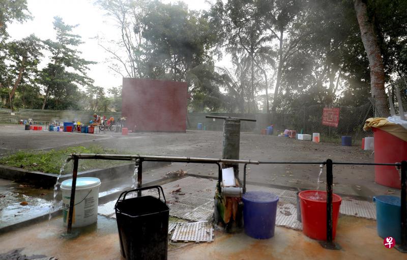 历史悠久的三巴旺温泉保留着浓浓的乡村气息,三个取水站的温泉水散发淡淡的硫黄味,别有一番风情。(何炳耀摄) 历史悠久的三巴旺温泉保留着浓浓的乡村气息,三个取水站的温泉水散发淡淡的硫黄味,别有一番风情。(何炳耀摄)