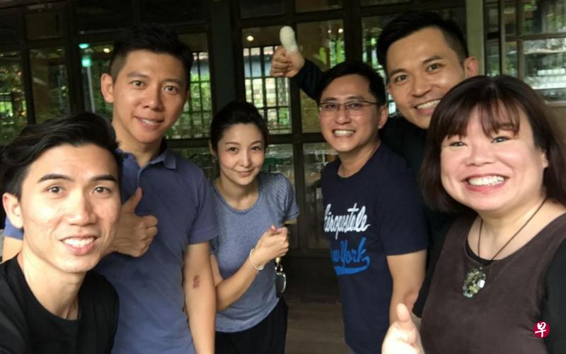 胡海泉（左二）来新，与本地音乐人郑夏韵（右一）、Terence Teo（右三）等开心聚餐。（受访者提供）