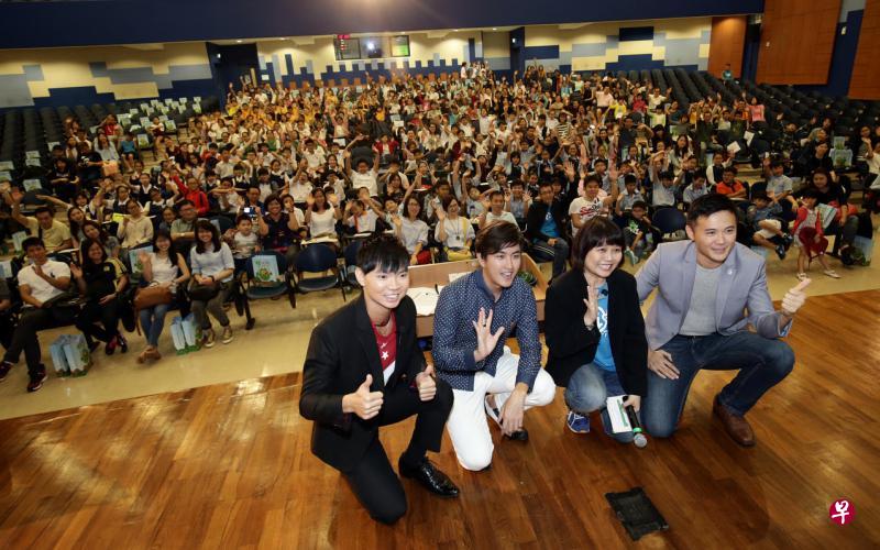 2016年世界演讲冠军戴文杰(左起)、台湾金钟奖最佳儿童少年节目主持人奖得主黄靖伦、分享会主持人陈婉君和激励讲师王德远前天在“我想听你说”分享会结束前,与学生们合照。 2016年世界演讲冠军戴文杰(左起)、台湾金钟奖最佳儿童少年节目主持人奖得主黄靖伦、分享会主持人陈婉君和激励讲师王德远前天在“我想听你说”分享会结束前,与学生们合照。