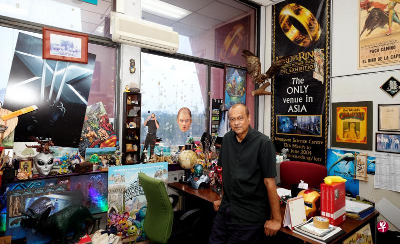 新加坡科学馆副馆长西里塞纳负责策划科学馆举办的多种特展,这包括2004年的《魔戒》展、2009年的人体奥妙展,以及目前的漫威复仇者联盟(Avengers)展,他多年来也收集了大量的道具和收藏品。 新加坡科学馆副馆长西里塞纳负责策划科学馆举办的多种特展,这包括2004年的《魔戒》展、2009年的人体奥妙展,以及目前的漫威复仇者联盟(Avengers)展,他多年来也收集了大量的道具和收藏品。
