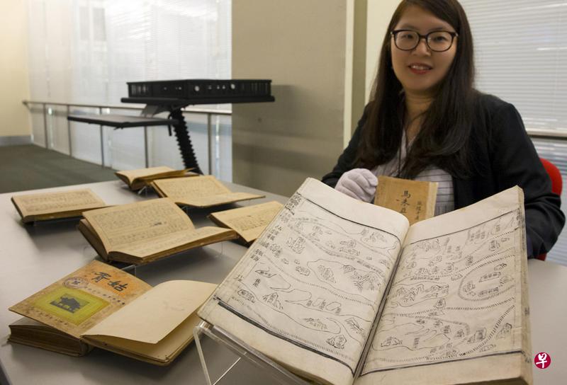 国家图书馆高级图书馆员萧碧莹展示许云樵藏书中一些珍贵的古籍如《武备志》中的郑和航海图、绝版书如《姑胥》等。(曾道明摄) 国家图书馆高级图书馆员萧碧莹展示许云樵藏书中一些珍贵的古籍如《武备志》中的郑和航海图、绝版书如《姑胥》等。(曾道明摄)