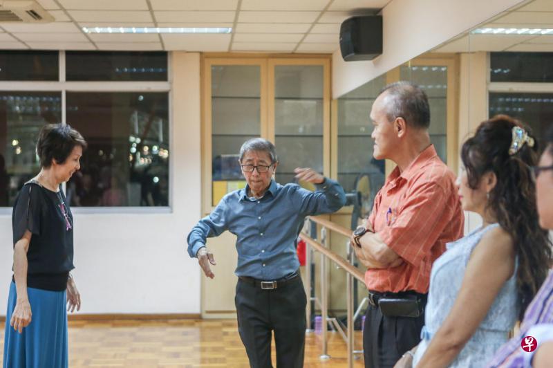 国标舞导师张德兴(蓝衣者)向学员传授舞步的秘诀。 国标舞导师张德兴(蓝衣者)向学员传授舞步的秘诀。